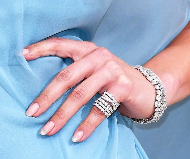 Ногти для голубого платья