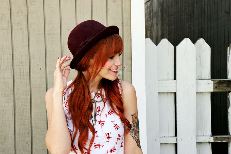 Девушка с красными волосами в шляпе