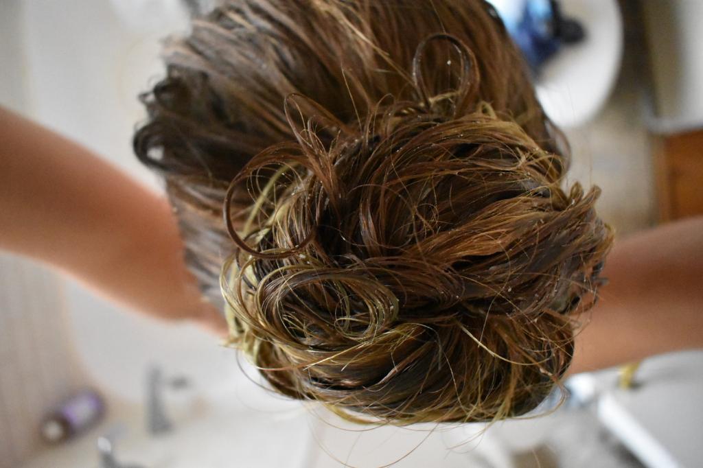 нанесение кокосового масла на волосы