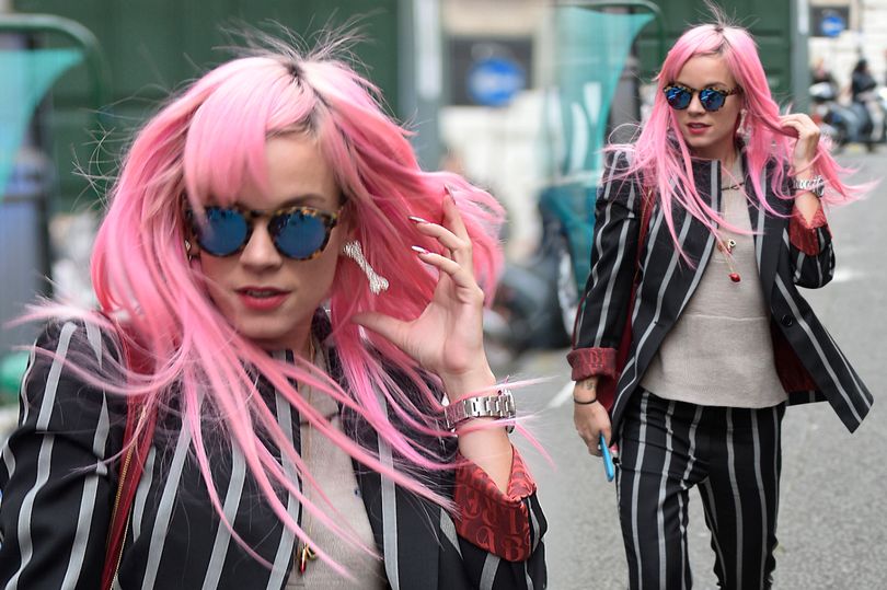 Лили Ален с розовыми волосами