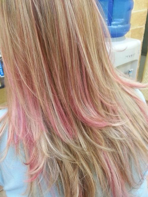Розовые мелки на волосах