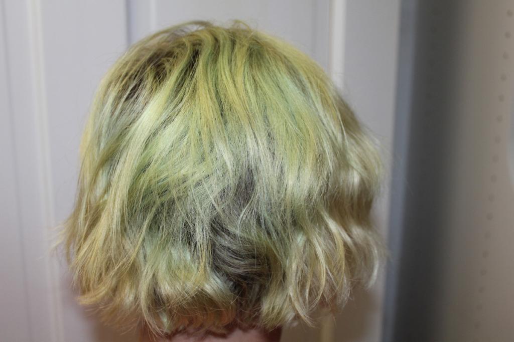 Как убрать зеленый оттенок волос после окрашивания