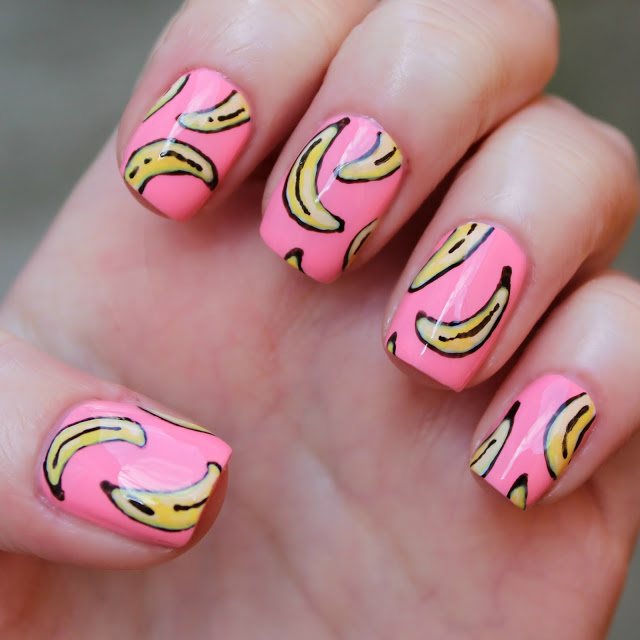 Бананы на розовом фоне